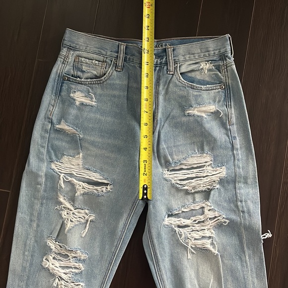 AMERICAN EAGLE light wash distressed high-rise Mom Jean - Picture 6 of 7